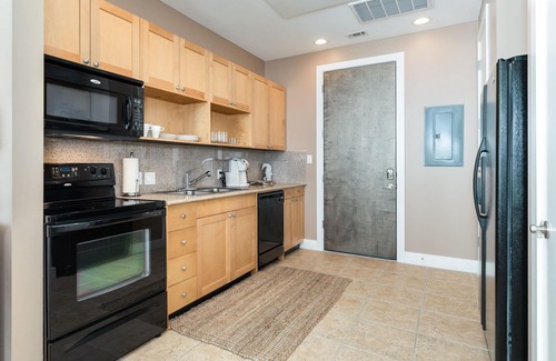 Galveston Apartment | Elegant gulf escape with heated pool, hot tub, beach access, & water views