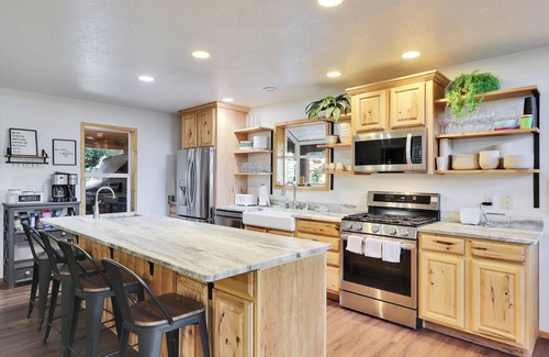 Duck Creek Village Cabin | Empty Saddle - 6 bedrooms/3.5 baths