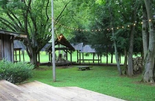 Franklin Apartment | Enchanting Chalet/Covered Parking/King Suite