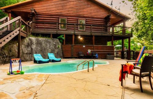 Gatlinburg - Pigeon Forge House | Enclave - 5 Suites - Private Outdoor Pool - Arcade - Fire Table - Outdoor Kitchen - Hot Tub