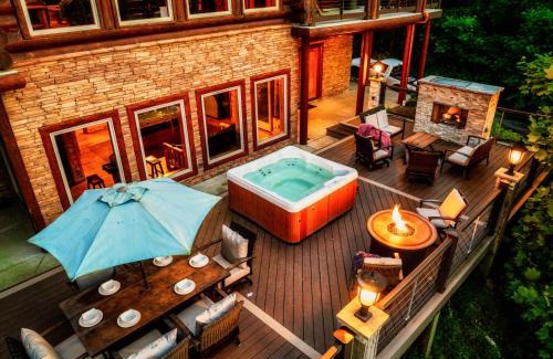 Gatlinburg - Pigeon Forge House | Enclave - 5 Suites - Private Outdoor Pool - Arcade - Fire Table - Outdoor Kitchen - Hot Tub