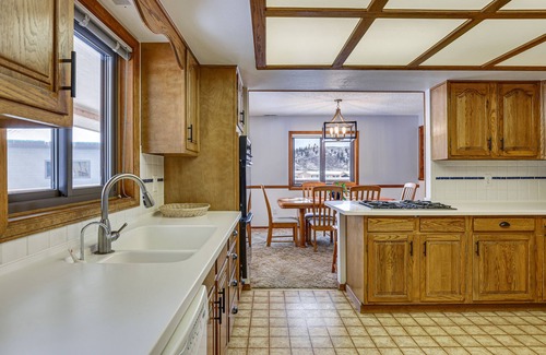 Grand Lake House | Enjoy Deck + Mtn Views: Grand Lake Retreat!