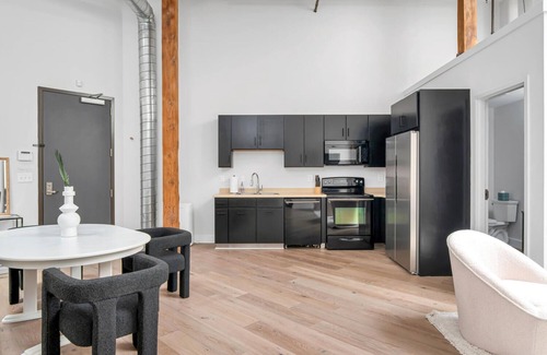 Downtown Nashville Condo | Enjoy extra savings | no rental car needed! Walk to Broadway. Center Stage Loft by Music City Loft