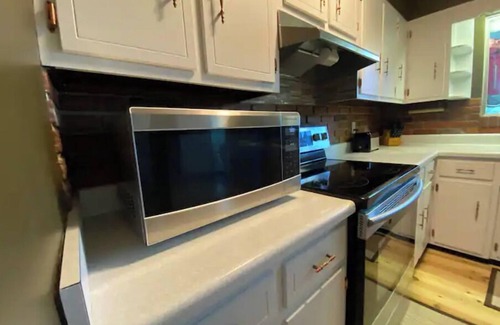 Lenox House | Entire home 4 mi to Montauk - Current River Ranch