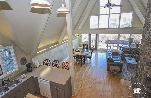 Chalet Village Cabin | EPIC view hot tub pool table free Dollywood tkt Sweet View