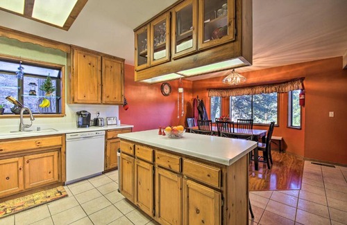 Crestline House | Epic Winter Cabin Retreat in Crestline with Hot Tub!