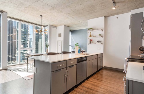 Downtown Chicago Apartment | Exclusive 3BR with Views, Ideal for Tourists