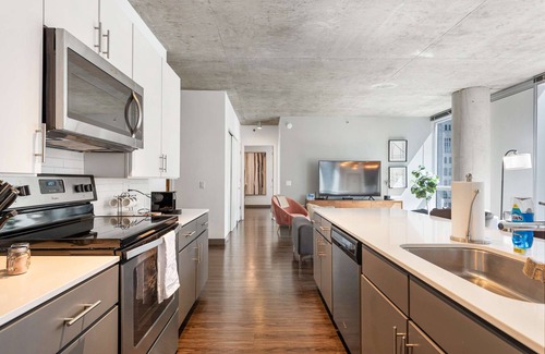 Downtown Chicago Apartment | Exclusive 3BR with Views, Ideal for Tourists