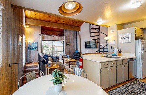 Kings Beach Condo | 🏔️ Family-Friendly Condo with Pool, Tennis, Deck & Walk to Beach Access 🏖️