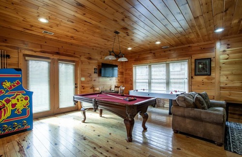 Gatlinburg House | Firefly Falls MTN View Hot Tub Game Room