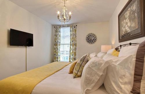 Savannah Victorian District Apartment | Fountain View Cottage