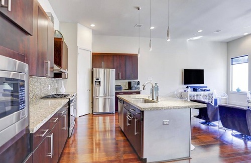 Midtown House | Gated Luxury 3-bedroom 2200 sq ft best value 1-3 minutes to Downtown venues