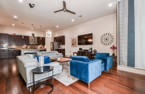 Midtown House | Gated Luxury 3-bedroom 2200 sq ft best value 1-3 minutes to Downtown venues