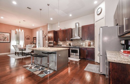 Midtown House | Gated Luxury 3-bedroom 2200 sq ft best value 1-3 minutes to Downtown venues