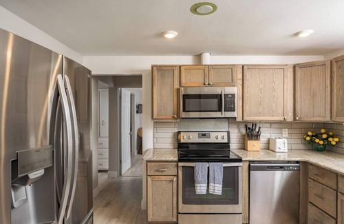 Berkley House | Gather|Recharge|CentralLocation|FullAmenities|LargeGroupsWelcome|QuietNeighborhood