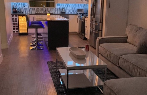 Marina Peninsula House | Glamorous High end bungalow completely remodeled 1 block to the beach with W/D.