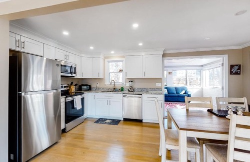 Hyannis House | Good Vibes on the Tides