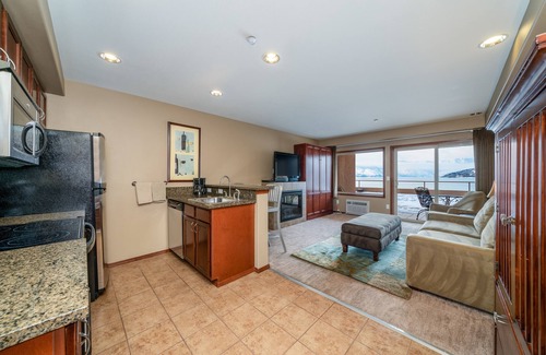 Chelan Condo | Grandview Lake View 517! Luxury Waterfront condo, sleeps up to 6!