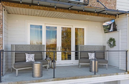 Fayetteville House | Hilltop Haven - Located in the HEART of Fayetteville - FIVE Minutes from DT and U of A!