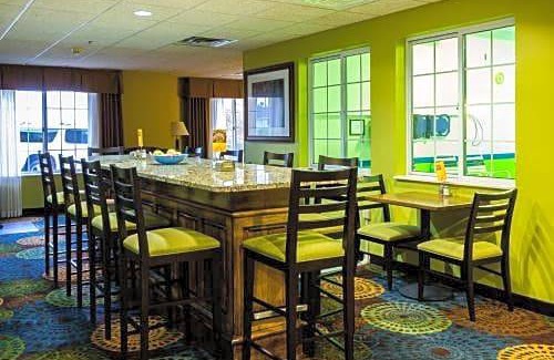 Acme Hotel | Holiday Inn Express Hotel & Suites Acme-Traverse City, an IHG Hotel