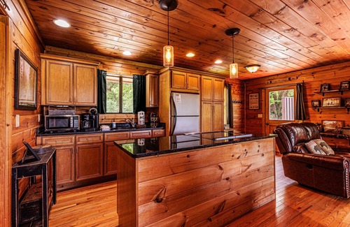 Bryson City Cabin | Honeymoon Cabin/Mtn & Lake Views/Hot Tub/FP/Wi-Fi