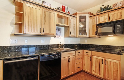Estes Park Condo | Horsetooth Peak 26C - 1 Br Condo - Jetted Bathtub - Lake/Mountain Views!