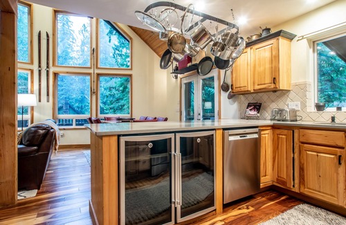 Glacier House | Indulge in Luxury in our Stunning Mt Baker Lodge - New Barrel Sauna, Hot Tub, Pet Friendly!