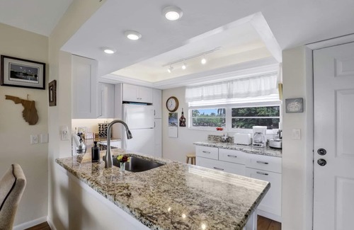 Marco Island Condo | Island-style condo w/pool, spa & steps to beach