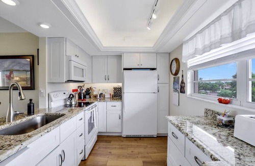Marco Island Condo | Island-style condo w/pool, spa & steps to beach