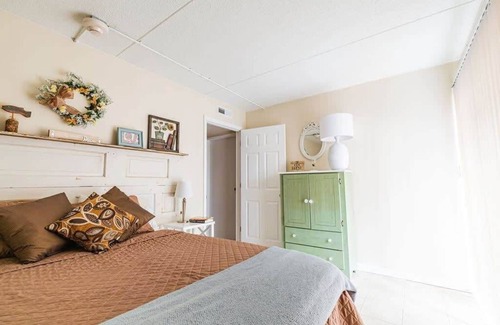 East Ridge Apartment | Just a mile from I-24 and a quick 3-minute drive to great BBQ!