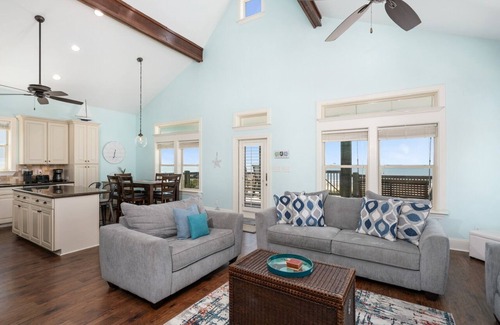 Crystal Beach House | Keepin' It Reel -Beachfront - Hot Tub - Fenced Yard