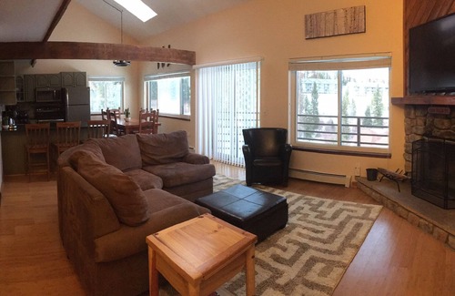 Wildernest Condo | Kick Back in this Family-friendly Retreat with Mountain Views!