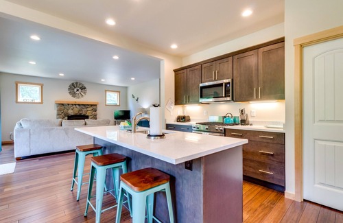 Manzanita House | Kid-friendly house with fireplace, entertainment, and nearby beach access