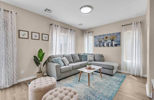 Las Vegas House | King bed in Master Suite!