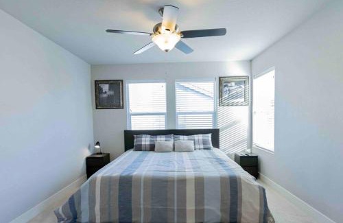 Gateway House | KING Beds/FREE PARKING/Coffee/Pool/HotTub