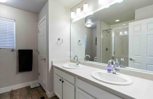 Gateway House | KING Beds/FREE PARKING/Coffee/Pool/HotTub