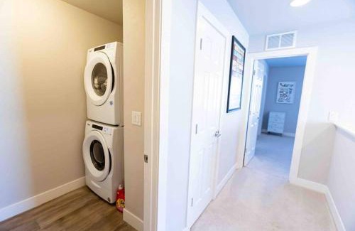 Gateway House | KING Beds/FREE PARKING/Coffee/Pool/HotTub