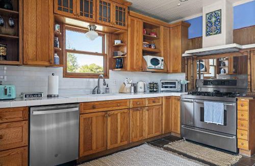 Boerne House | Kingsby Farmhouse - 1BR with 2 Queens & Mountain Views