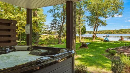Pocono Summit House | Lake Daze by AvantStay Lakefront w Modern Interior Enclosed Porch Hot Tub