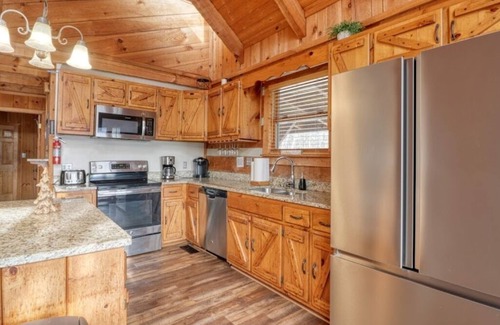 Gatlinburg - Pigeon Forge Cabin | Large 5 bedroom, 4.5 bath that sleeps 22 with easy access to Pigeon Forge