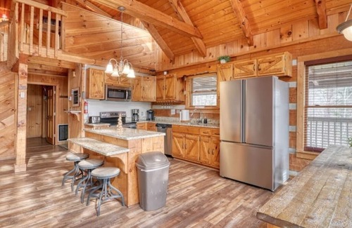 Gatlinburg - Pigeon Forge Cabin | Large 5 bedroom, 4.5 bath that sleeps 22 with easy access to Pigeon Forge