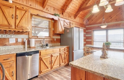 Gatlinburg - Pigeon Forge Cabin | Large 5 bedroom, 4.5 bath that sleeps 22 with easy access to Pigeon Forge