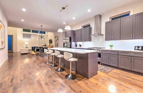 Eighth Avenue House | Large Luxury Home 13 Beds Pool Table Rooftop!