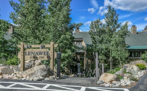 Lakeside Village House | Lenawee 1741 by SummitCove Lodging