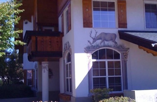 Midway House | 'LITTLE SWITZERLAND' ZERMATT RESORT TOWNHOME - POOL - SPA - SKIING
