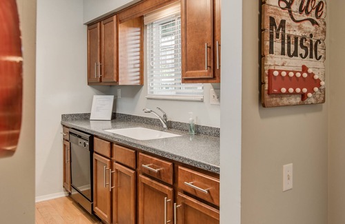 North Capitol Condo | Located at the center of it all! Broadway, 1st TN Park, Nissan Stadium & more