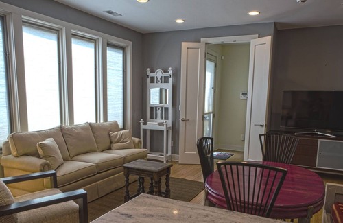 Hillsboro Village Apartment | Location! Within walking distance of restaurants, shops, Universities and more!