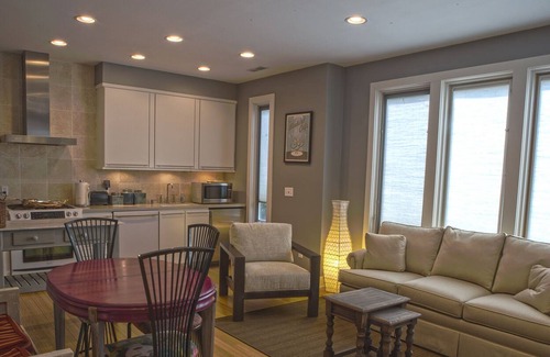 Hillsboro Village Apartment | Location! Within walking distance of restaurants, shops, Universities and more!