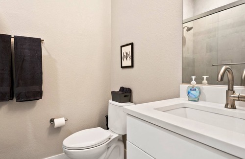 Northeast Park Hill Apartment | Loftium | Adorable 1 BR Guest Suite In Northeast Park Hill