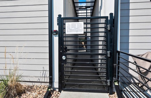 Northeast Park Hill Apartment | Loftium | Adorable 1 BR Guest Suite In Northeast Park Hill